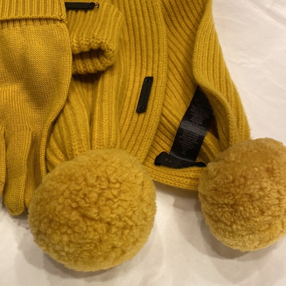 Rare Wool/Cashmere Blend Coach Hat, Gloves and Scarf Set - Picture 4 of 6